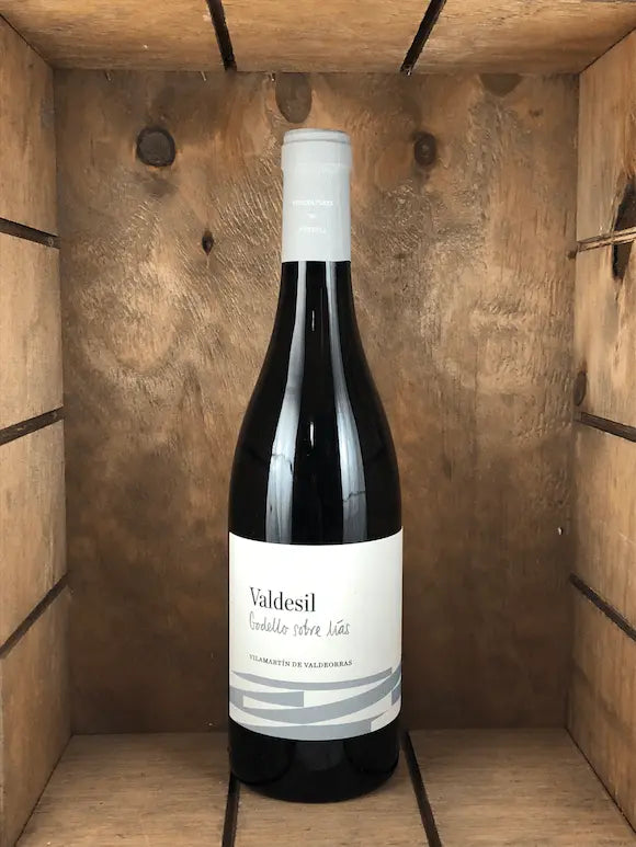 Botella de valdesil godello sobre lías